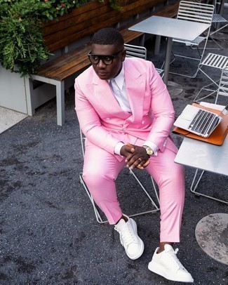 Comment porter un costume rose avec une chemise blanche quand il fait chaud