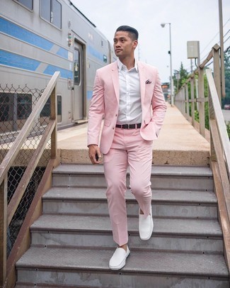 Comment porter un costume rose avec une chemise blanche quand il fait chaud