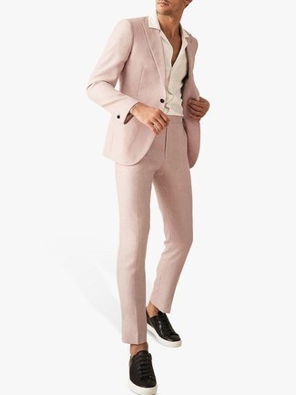 Comment porter un costume rose avec une chemise blanche quand il fait chaud