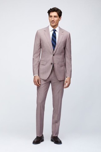 Comment porter un costume rose avec une chemise blanche quand il fait chaud