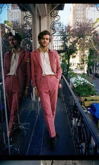 Comment porter un costume rose avec une chemise blanche quand il fait chaud