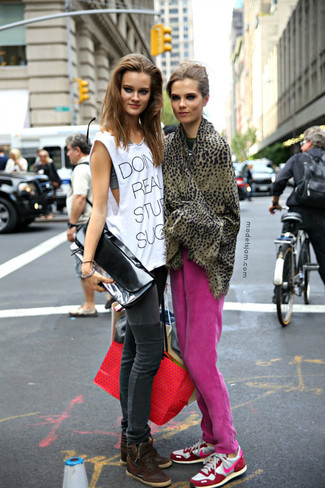 Comment porter un pantalon de jogging rose