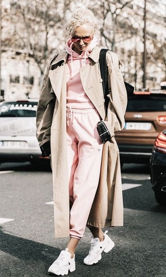 Comment porter un pantalon de jogging rose