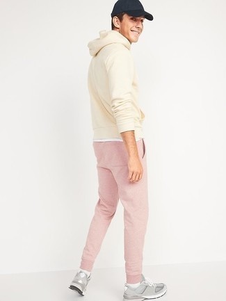 Comment porter un pantalon de jogging rose au printemps