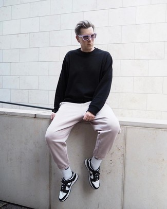 Comment porter un pantalon de jogging rose au printemps