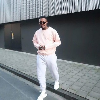 Comment porter un sweat-shirt rose