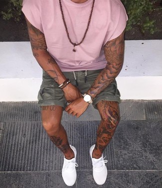 Comment porter un t-shirt rose
