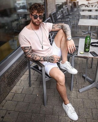 Comment porter un t-shirt rose