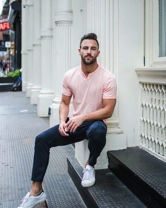 Comment porter un t-shirt rose