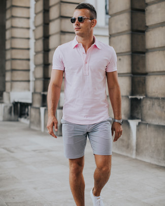 Comment porter un t-shirt rose