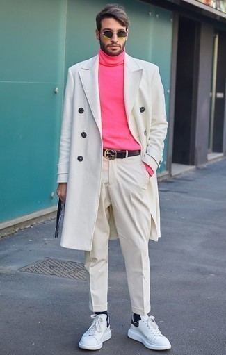 Un pantalon de costume à porter avec un pull à col roulé rose
