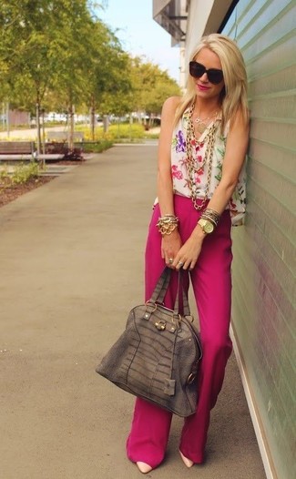 Comment porter un pantalon large rose
