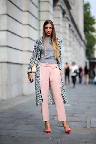 Comment porter un pantalon large rose