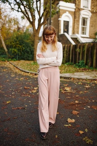 Comment porter un pantalon large rose