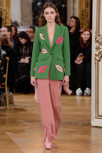 Comment porter un pantalon large rose
