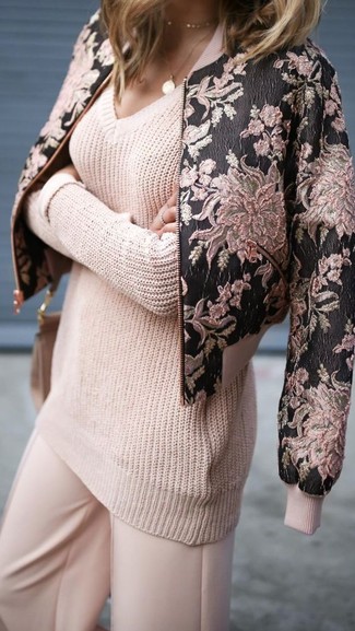 Comment porter un pantalon large rose