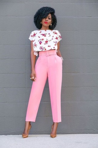 Comment porter un pantalon large rose
