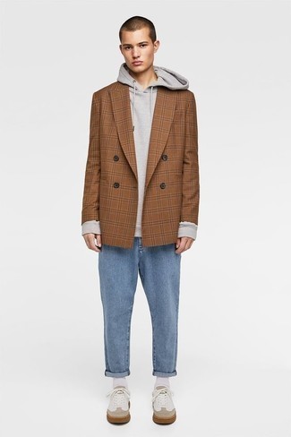 Comment porter un blazer croisé écossais à l'adolescence