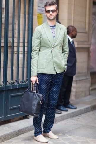 Comment porter un pantalon chino á pois en été