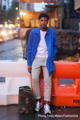 Comment porter un pantalon chino á pois au printemps