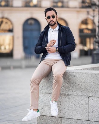 Comment porter un pantalon chino á pois au printemps