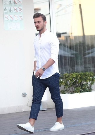 Comment porter un pantalon chino á pois en été