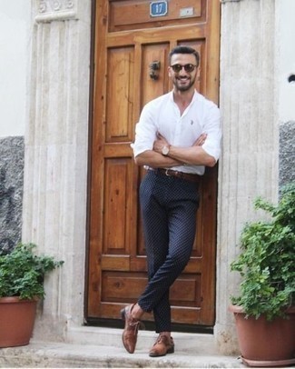 Comment porter un pantalon chino á pois en été