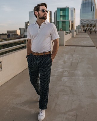 Comment porter un pantalon chino á pois en été
