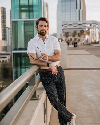 Comment porter un pantalon chino á pois en été