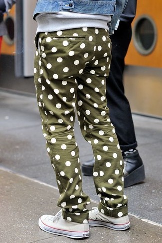 Comment porter un pantalon chino á pois au printemps