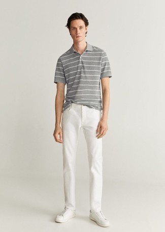 Tenue: Polo à rayures horizontales gris, Jean blanc, Baskets basses en toile blanches