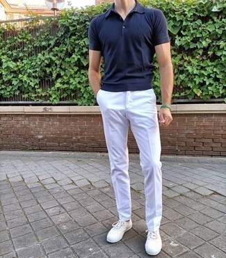 Comment porter un pantalon chino blanc: Pour une tenue de tous les jours pleine de caractère et de personnalité harmonise un polo bleu marine avec un pantalon chino blanc. Une paire de baskets basses en toile blanches est une option génial pour complèter cette tenue.