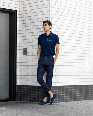 Comment porter des mocassins à 20 ans: Opte pour un polo bleu marine avec un pantalon chino bleu marine pour une tenue idéale le week-end. Une paire de mocassins est une option parfait pour complèter cette tenue.