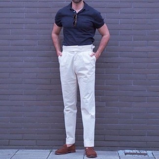 Comment porter un pantalon de costume blanc pour un style chic decontractés quand il fait très chaud: Pense à opter pour un polo bleu marine et un pantalon de costume blanc pour achever un look habillé mais pas trop. Une paire de slippers en daim marron apportera une esthétique classique à l'ensemble.