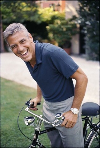 Tenue de George Clooney: Polo bleu marine, Pantalon de costume gris, Montre argentée
