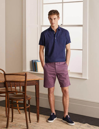 Comment porter un short violet: Harmonise un polo bleu marine avec un short violet pour un look de tous les jours facile à porter. Cette tenue se complète parfaitement avec une paire de baskets basses en toile bleu marine.
