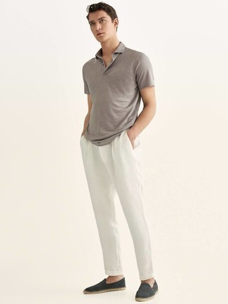 Comment porter un polo gris: Associer un polo gris avec un pantalon chino blanc est une option confortable pour faire des courses en ville. Cette tenue est parfait avec une paire de espadrilles en daim vert foncé.