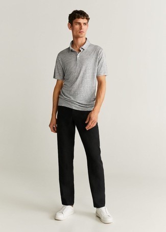 Comment porter un polo gris: Porte un polo gris et un pantalon chino noir pour une tenue confortable aussi composée avec goût. Assortis ce look avec une paire de baskets basses en cuir blanches.