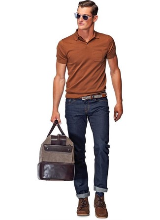 Comment porter un grand sac en cuir marron: Pour une tenue aussi confortable que ton canapé, harmonise un polo tabac avec un grand sac en cuir marron. Une paire de bottes de loisirs en cuir marron foncé apportera une esthétique classique à l'ensemble.