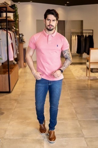 Tendances mode hommes: Opte pour un polo rose avec un jean bleu marine pour une tenue idéale le week-end. Jouez la carte classique pour les chaussures et assortis cette tenue avec une paire de slippers en cuir marron.
