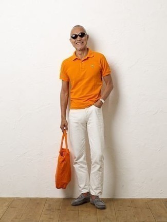 Tenue: Polo orange, Jean blanc, Slippers en daim gris, Sac fourre-tout en toile orange