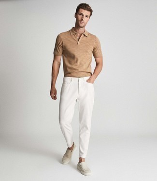 Tenue: Polo marron clair, Jean blanc, Slippers en toile beiges
