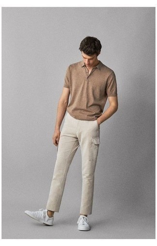 Tenue: Polo marron clair, Pantalon cargo blanc, Baskets basses en toile blanches