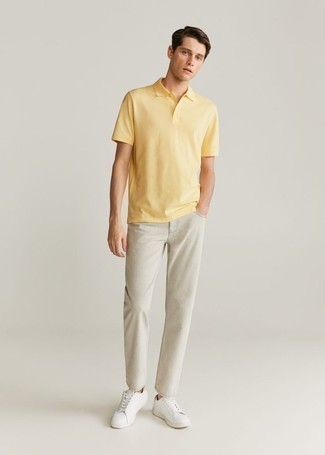 Comment porter un jean beige: Pour une tenue de tous les jours pleine de caractère et de personnalité pense à opter pour un polo moutarde et un jean beige. Cette tenue se complète parfaitement avec une paire de baskets basses en cuir blanches.