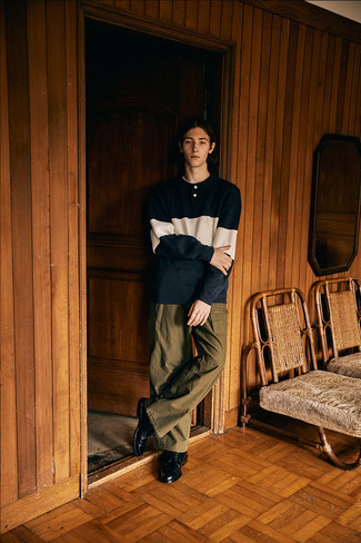 Comment porter un pull à col polo avec un pantalon cargo