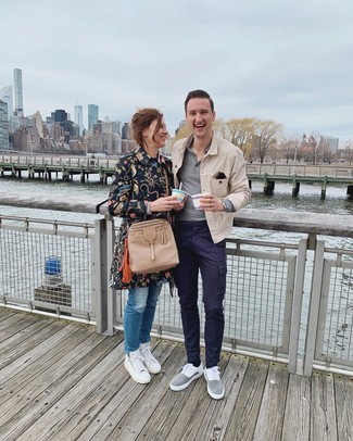 Comment porter un pull à col polo avec un pantalon cargo