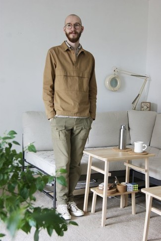 Comment porter un pull à col polo avec un pantalon cargo