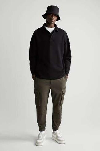 Comment porter un pull à col polo avec un pantalon cargo