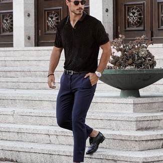 Comment porter un polo noir: Choisis un polo noir et un pantalon chino bleu marine pour une tenue confortable aussi composée avec goût. D'une humeur audacieuse? Complète ta tenue avec une paire de chaussures derby en cuir noires.