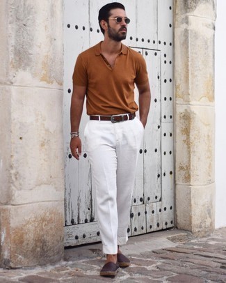 Comment porter des espadrilles en cuir à 30 ans: Choisis un polo tabac et un pantalon chino blanc pour une tenue idéale le week-end. Termine ce look avec une paire de espadrilles en cuir.